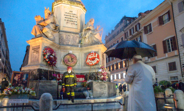 El Papa sorprendió a los bomberos de Roma y homenajeó a la Virgen bajo la lluvia