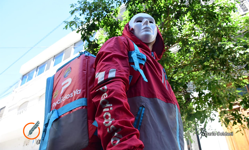 Trabajadores monotributistas de PedidosYa denuncian que la empresa despidió repartidores «por reclamar»