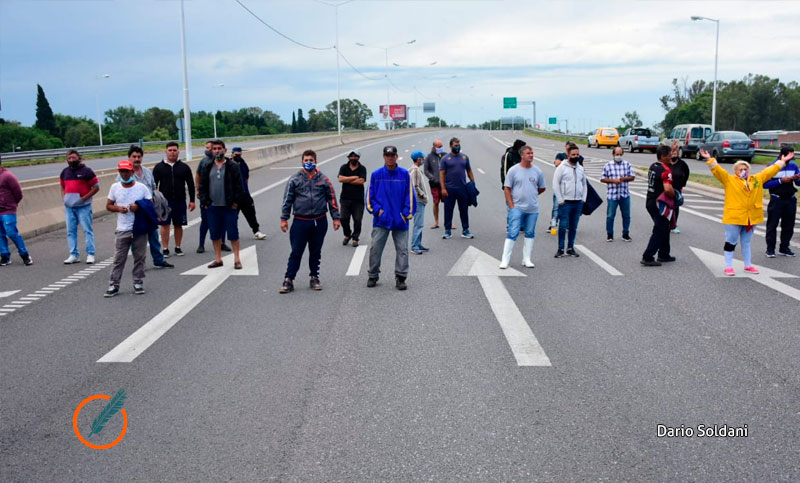 Pescadores cortan el puente Rosario-Victoria contra la veda judicial