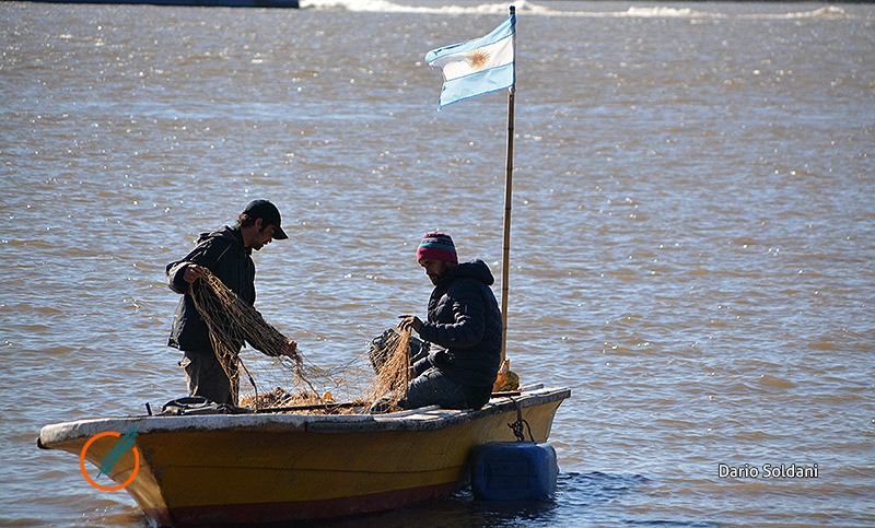 Pescadores cortan la autopista Rosario-Santa Fe para pedir asistencia económica