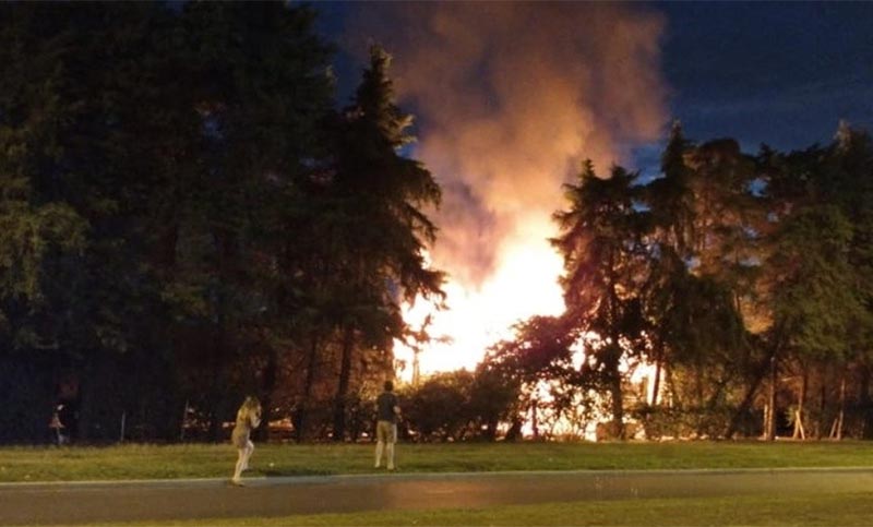Gran incendio en el Parque Scalabrini Ortiz: ardió el vagón de un tren