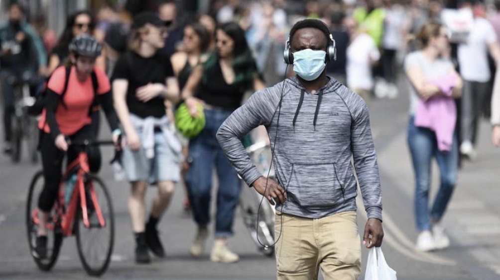 El premier británico pronostica restricciones más duras por la pandemia