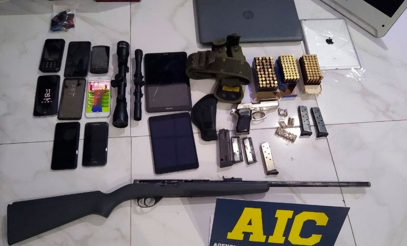 Allanamiento en zona sur con secuestro de gran cantidad de armas