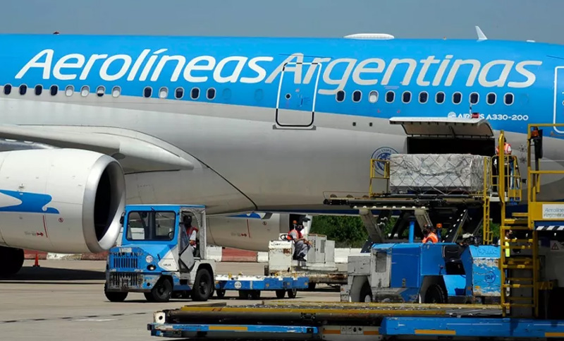 Después del mediodía llega el vuelo de Aerolíneas con otra partida de Sputnik