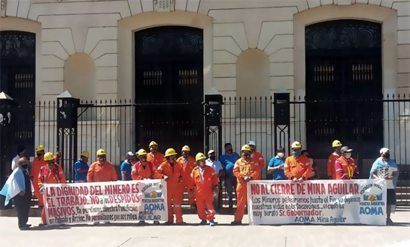 Trabajadores de la Mina El Aguilar marchan hacia la sede del Gobierno de Jujuy