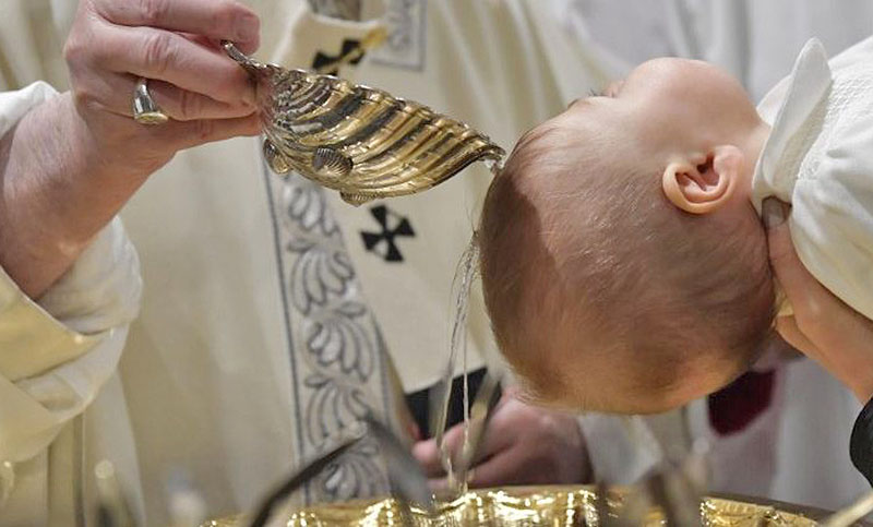 Por la pandemia, el Papa no realizará su tradicional bautismo a niños en la Capilla Sixtina
