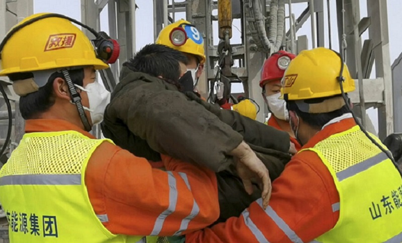 China: rescatan a once obreros que estaban atrapados en una mina desde hace dos semanas