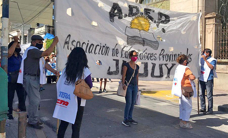 Maestros jujeños marcharon contra un decreto provincial que anula traslados y cambios de función