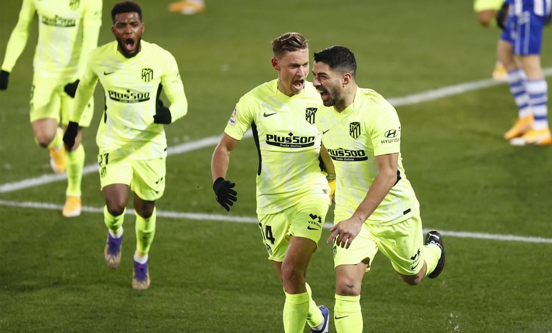 Atlético Madrid ganó sobre la hora y sigue puntero en España