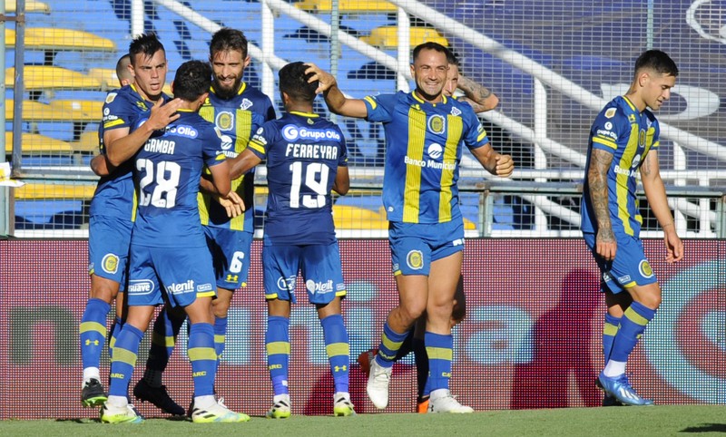Central venció a Defensa, quedó puntero y sueña con la final del Complementación