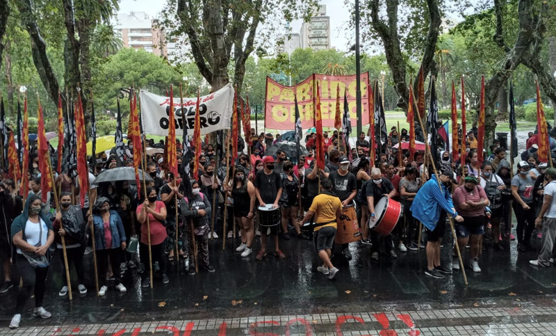 El Frente de Lucha Piquetero reclamó bajo la lluvia por asistencia alimentaria