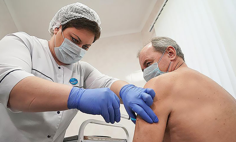 Casi la mitad de los vacunados con la Sputnik V en Moscú son mayores de 60 años