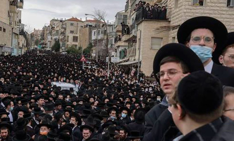 En plena cuarentena, miles de personas asistieron al funeral de un rabino en Jerusalén