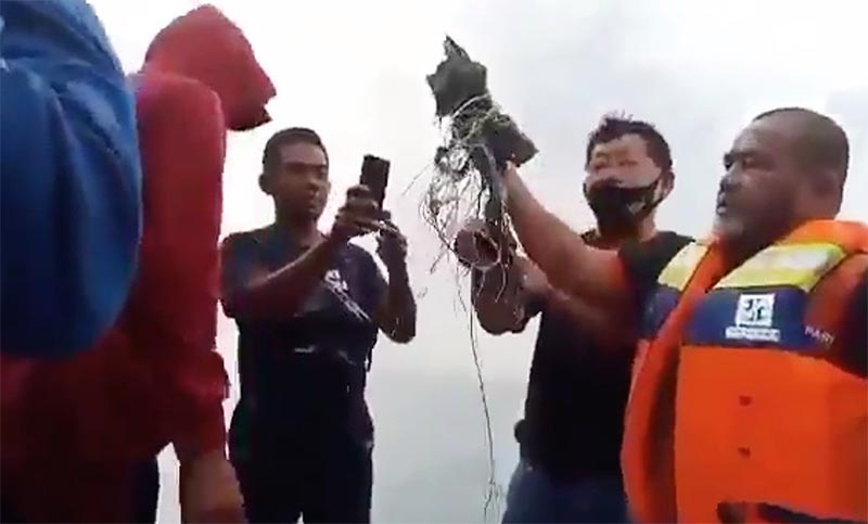 Encuentran partes del avión indonesio y restos humanos en aguas de Yakarta