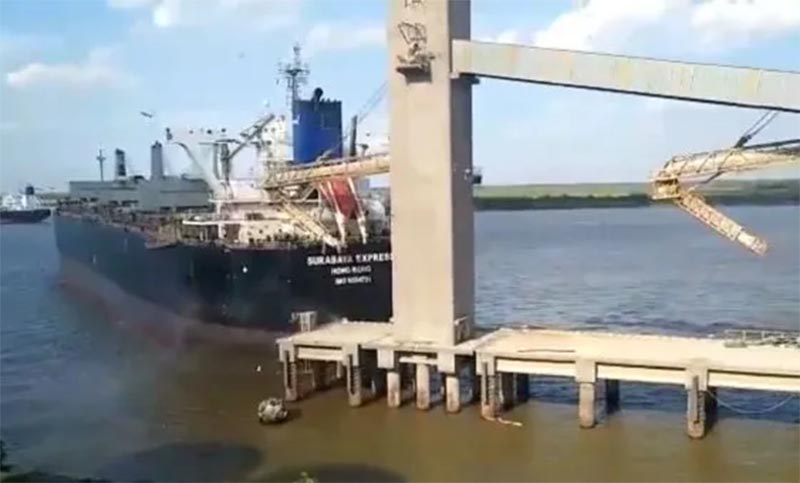 Un barco de Hong Kong chocó contra un muelle del Puerto de San Lorenzo