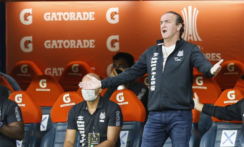 El DT de Santos desmintió la versión de que jugadores de su equipo tenían Covid-19