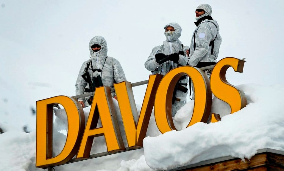 Klaus Schwab y el Foro de Davos juegan a ser Dios