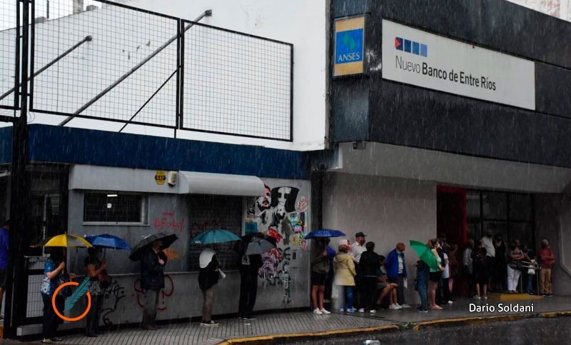 Banco Entre Ríos: 48 horas sin luz y abuelos a la intemperie sin poder cobrar