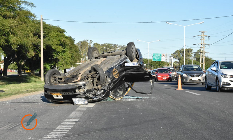 Un taxi quedó dado vuelta en medio de Circunvalación tras ser embestido
