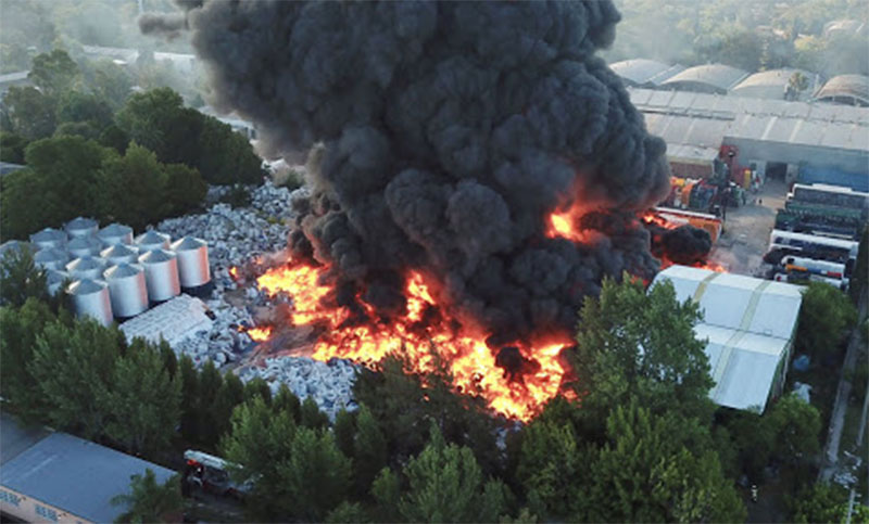 Gigantesco incendio en una fábrica de plásticos el partido de Tigre