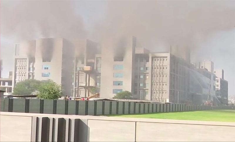 Gran incendio en el Serum Institute of India, el mayor fabricante de vacunas del mundo