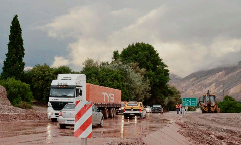 Desmoronamientos, desborde de arroyo y cortes de ruta en Jujuy debido a las fuertes lluvias