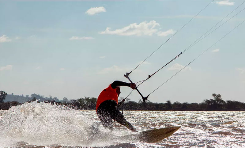 Un joven desapareció en el río mientras buscaba su equipo de kitesurf