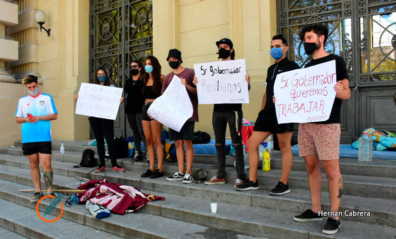 Trabajadores de Hey Latam acampan frente a la sede de Gobernación