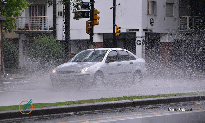 Lluvia torrencial, rayos y centellas: tormentas fuertes en la ciudad