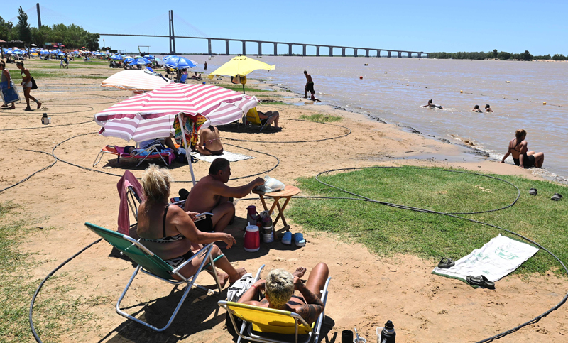 El aumento del caudal del Paraná redujo 25 metros las playas en la costanera