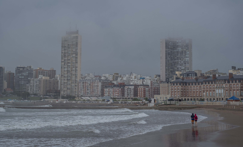 Treinta evacuados y anegamientos de calles por intensa precipitación en Mar del Plata