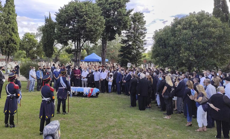 Inhumaron los restos de Carlos Menem