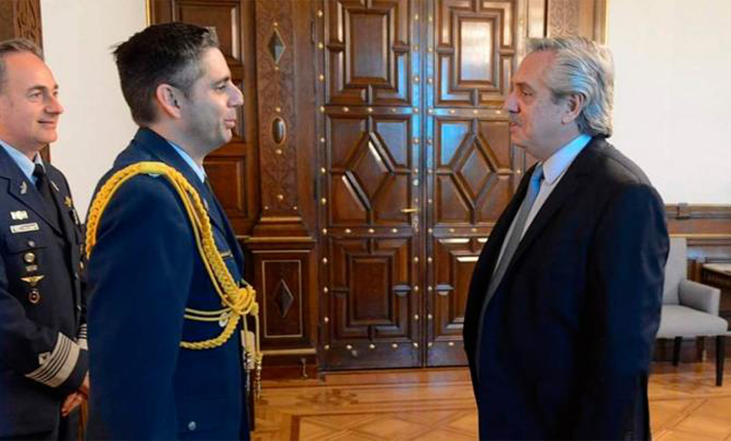 Detuvieron al edecán presidencial cuando intentaba subir a un vuelo con un arma oculta