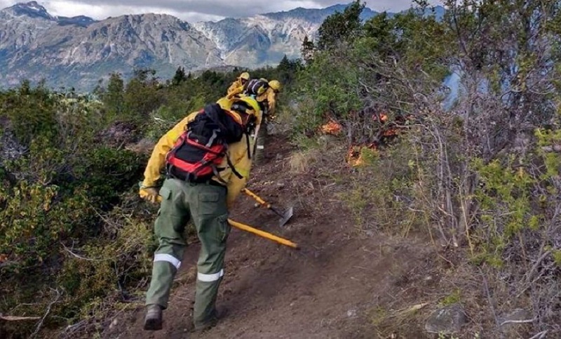 El Bolsón: el fuego no da tregua y encerró durante horas a brigadistas