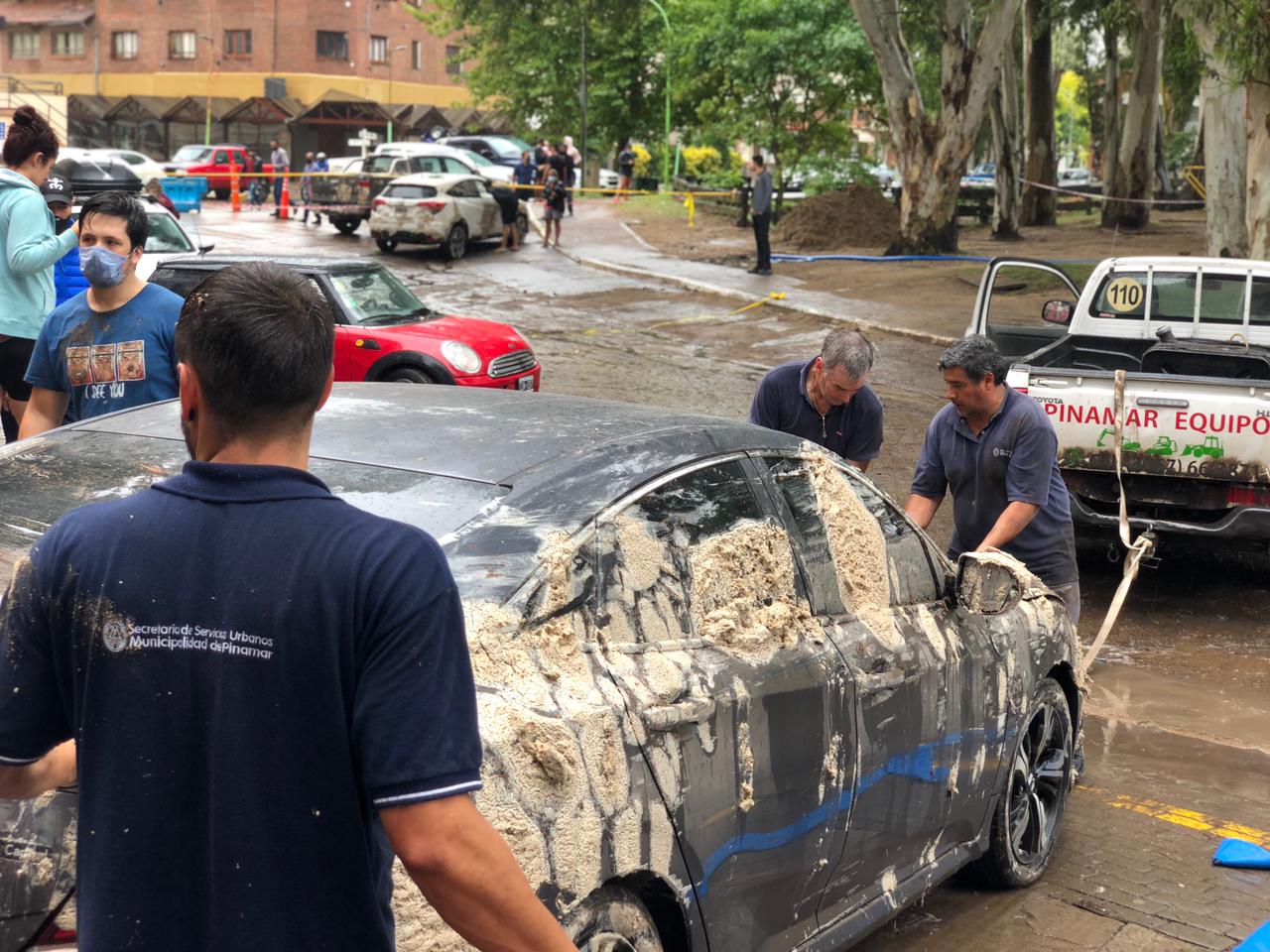Drenan las aguas en las calles de Pinamar luego del temporal
