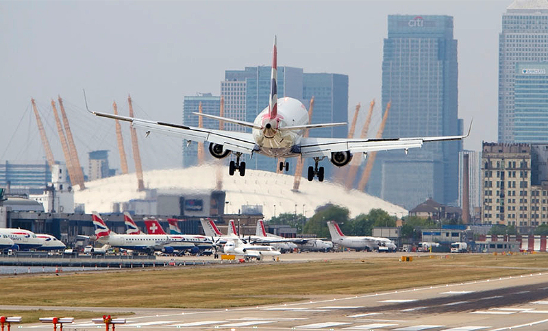 El Gobierno británico evalúa prohibir los viajes internacionales hasta que haya vacunación masiva