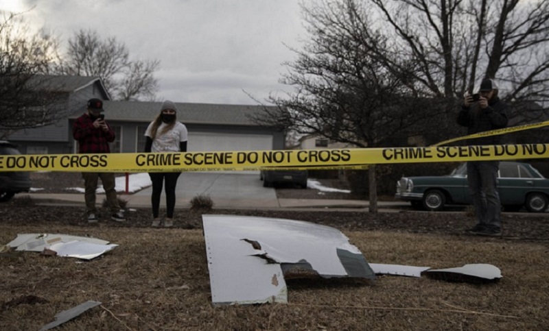 Un avión volaba de emergencia y algunas de sus piezas cayeron sobre un barrio de Denver