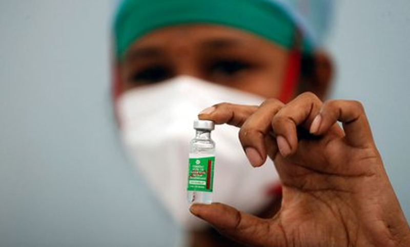 El Gobierno autorizó el uso de emergencia de una vacuna fabricada en la India
