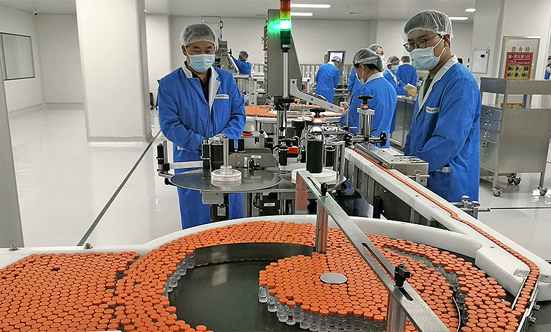 La Comisión Europea admite que se «subestimaron las dificultades de producción en masa» de la vacuna