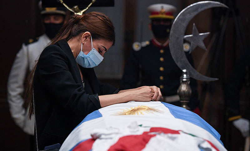 «Mi papá se fue en paz», dijo Zulemita Menem desde la capilla ardiente