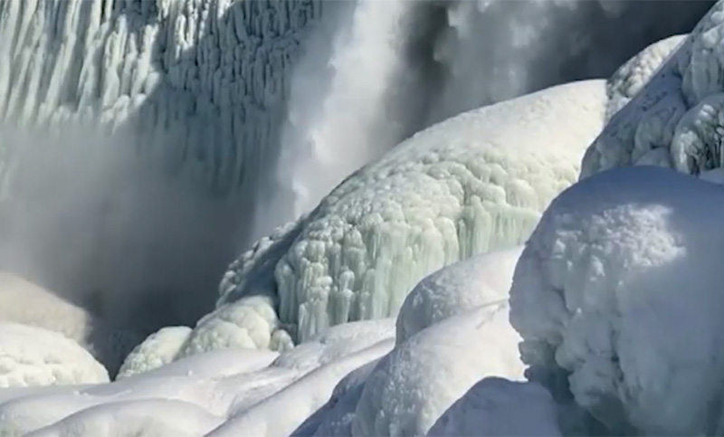 Las cataratas del Niágara, casi congeladas por la tormenta invernal en Norteamérica