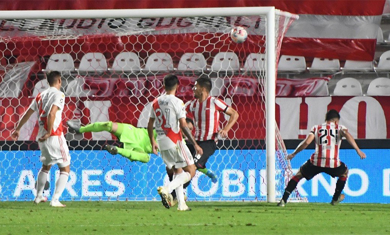 Agónico triunfo de Estudiantes sobre River en el arranque de la Copa de la Liga Profesional