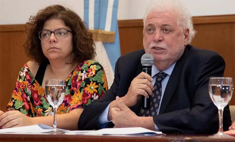 Oficializan renuncia de Ginés y designación de Vizzotti