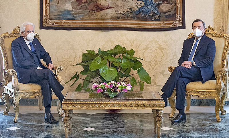 El presidente italiano encarga la formación de un nuevo Gobierno al economista Mario Draghi