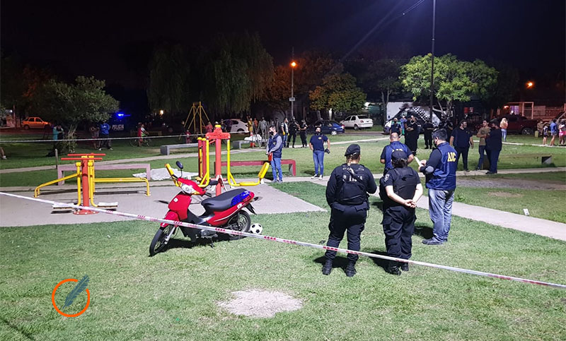Mataron a un joven mientras jugaba en una plaza con su hijo de 4 años