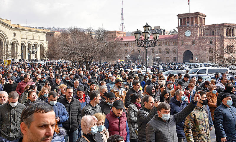 El premier armenio denunció un intento de golpe de Estado y convocó a una manifestación pública de apoyo
