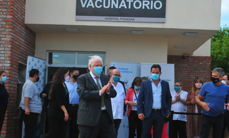 El director del Posadas confirmó que vacunó a diez personas en el Ministerio de Salud