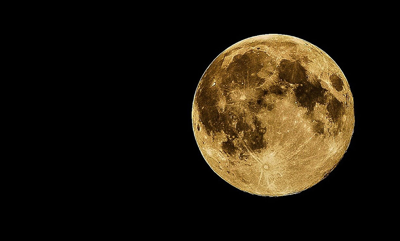La «Superluna» posó anoche con mayor brillo y tamaño de lo habitual