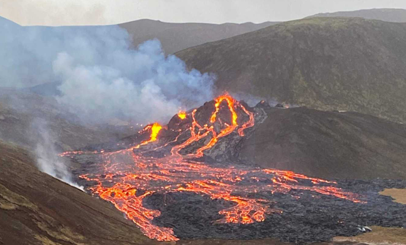 La erupción de un volcán en Islandia dejó ríos de lava