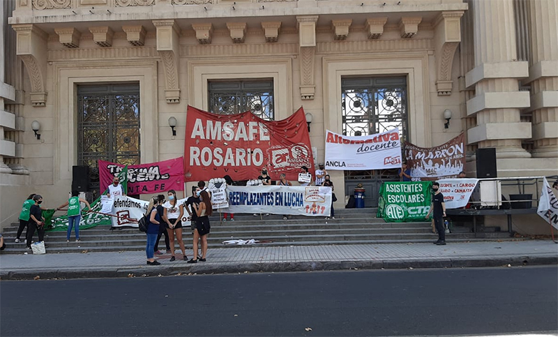 Docentes y asistentes escolares reclamaron aumento de salarios